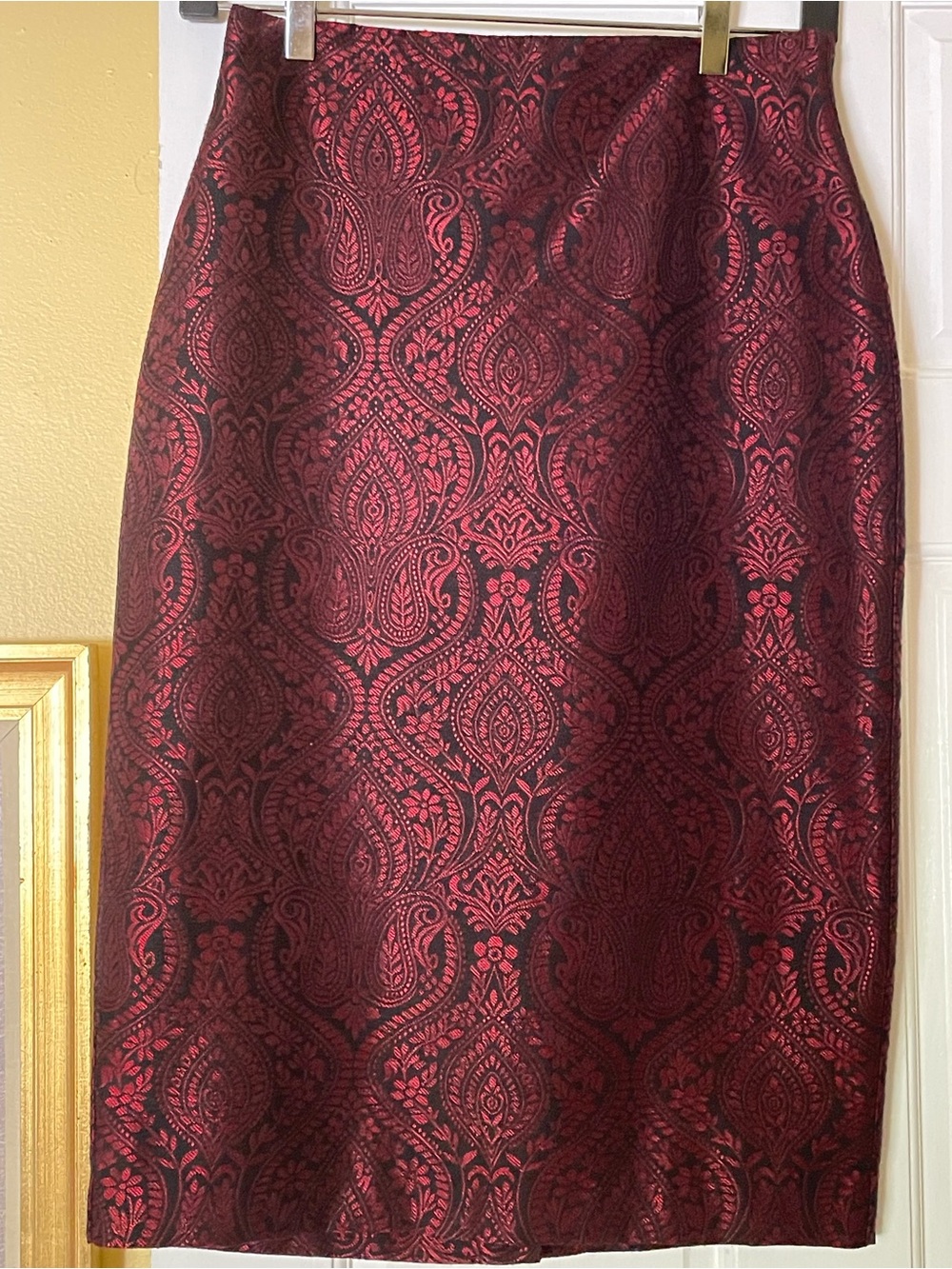 Worthington Pencil Skirt Midi Size 4 Red & Blk Brocade Damask lined, elegant